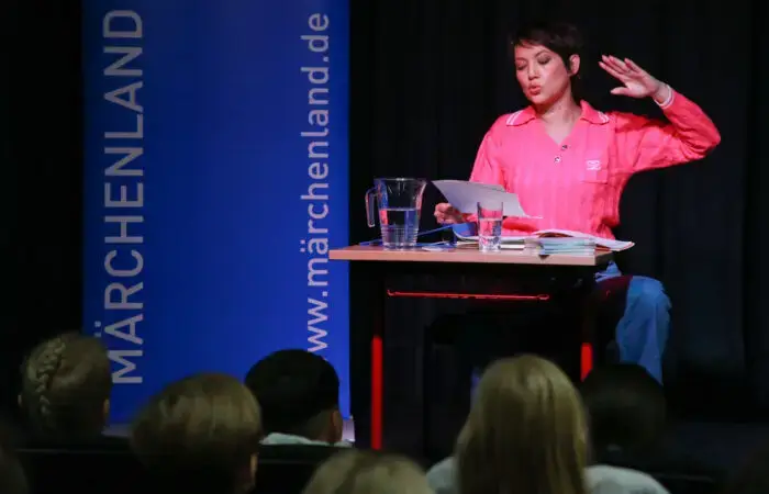 Madeleine Wehle liest in der Mendel-Grundschule vor