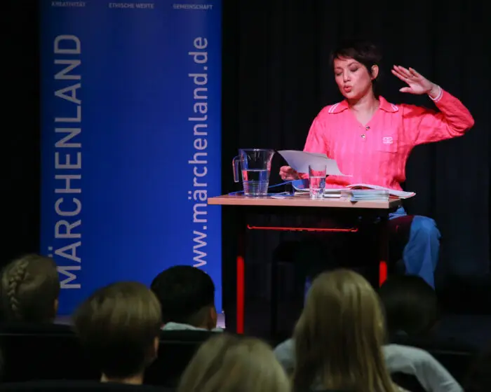 Madeleine Wehle liest in der Mendel-Grundschule vor