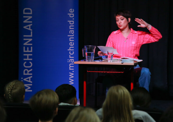 Madeleine Wehle liest in der Mendel-Grundschule vor