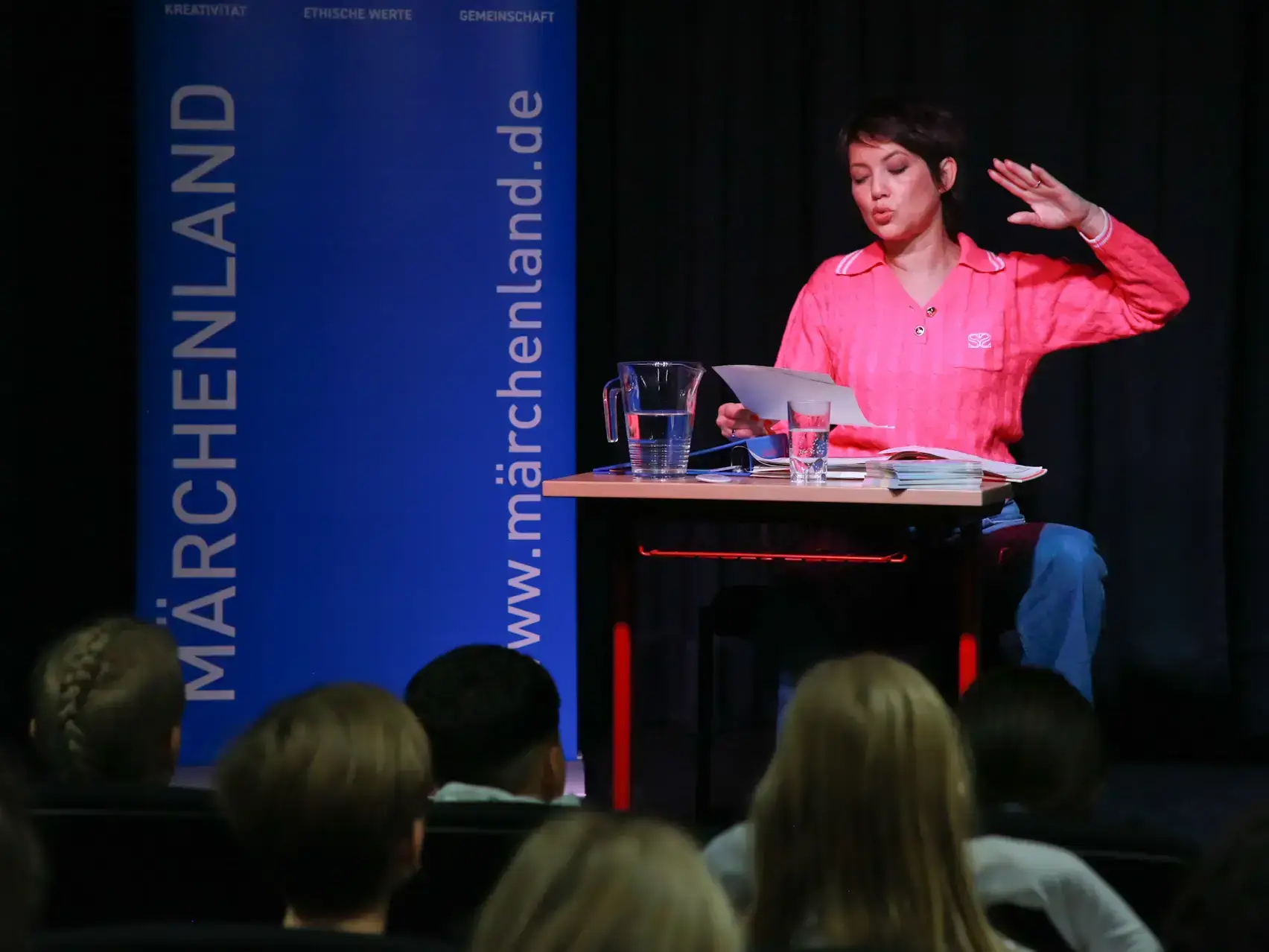 Madeleine Wehle liest in der Mendel-Grundschule vor